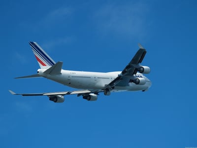 Wie bereitet man sich optimal auf einen Langstreckenflug vor?